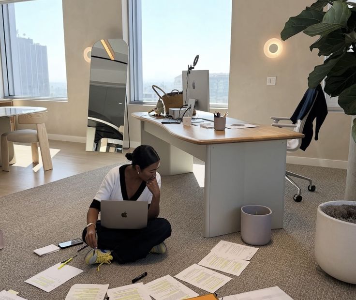 Bureau lumineux avec documents organisés.